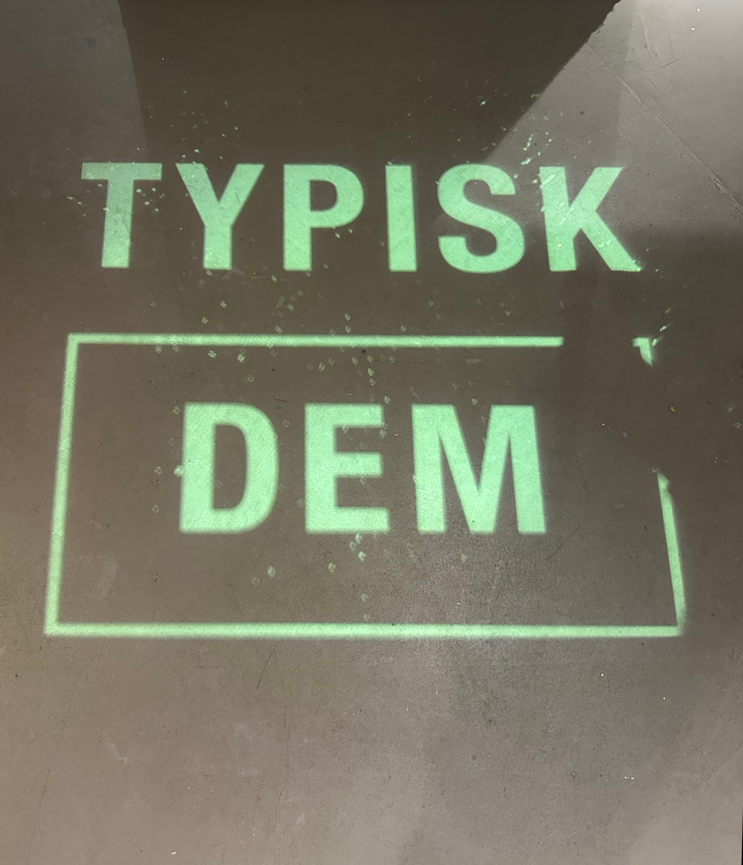 et grønt og hvitt skilt