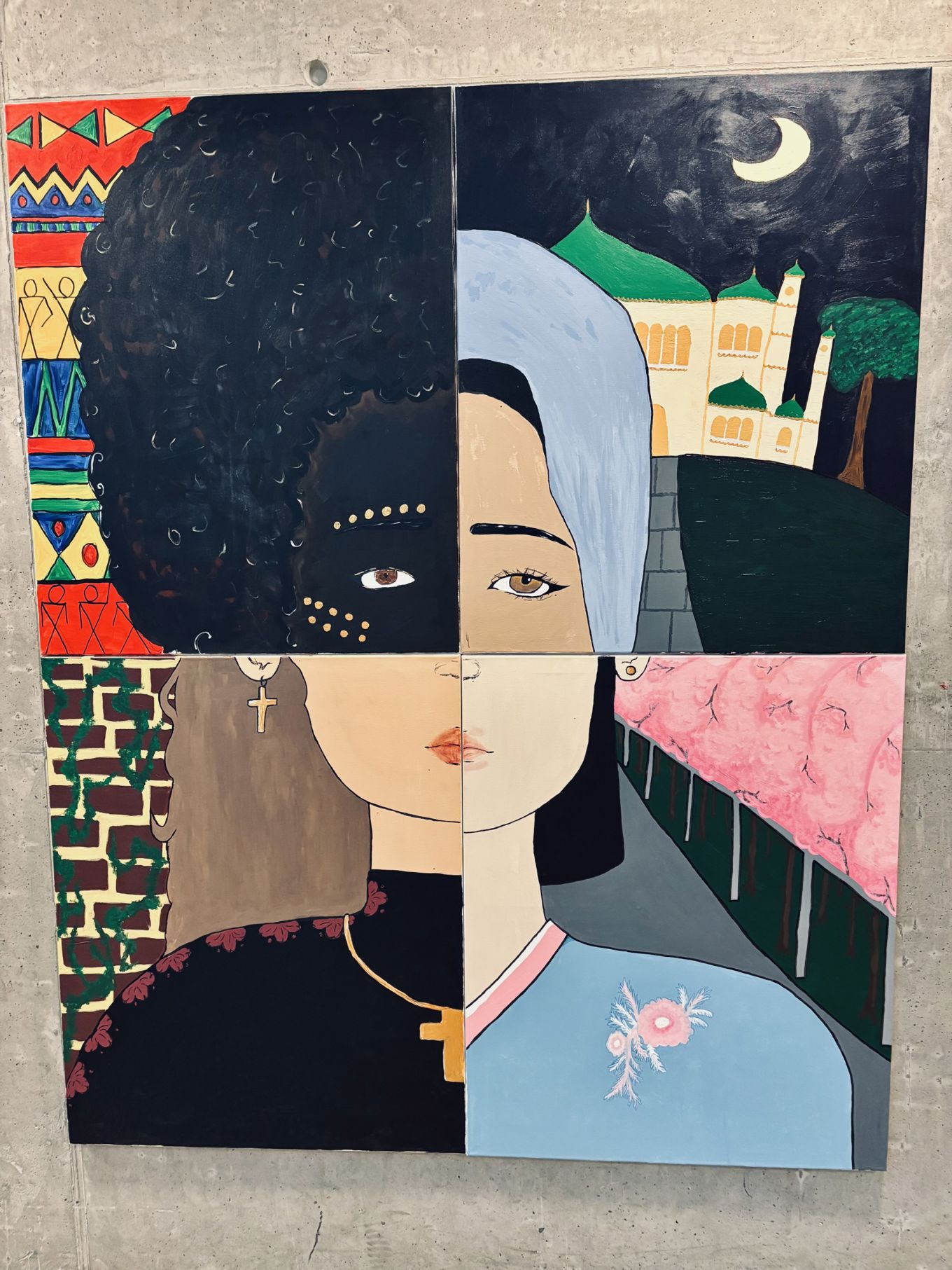 en gruppe malerier på en vegg