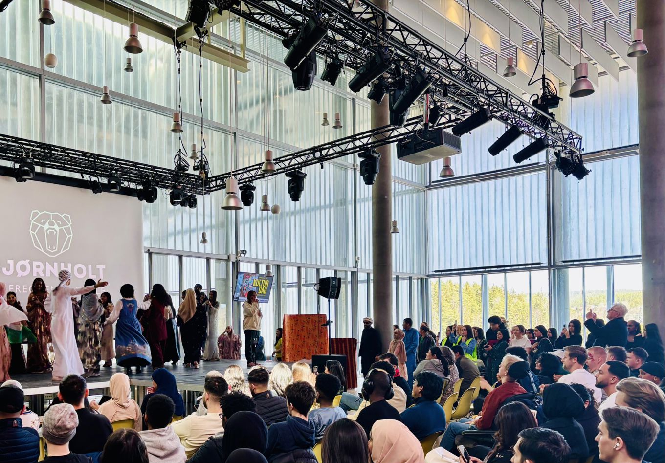 en gruppe mennesker som opptrer på scenen