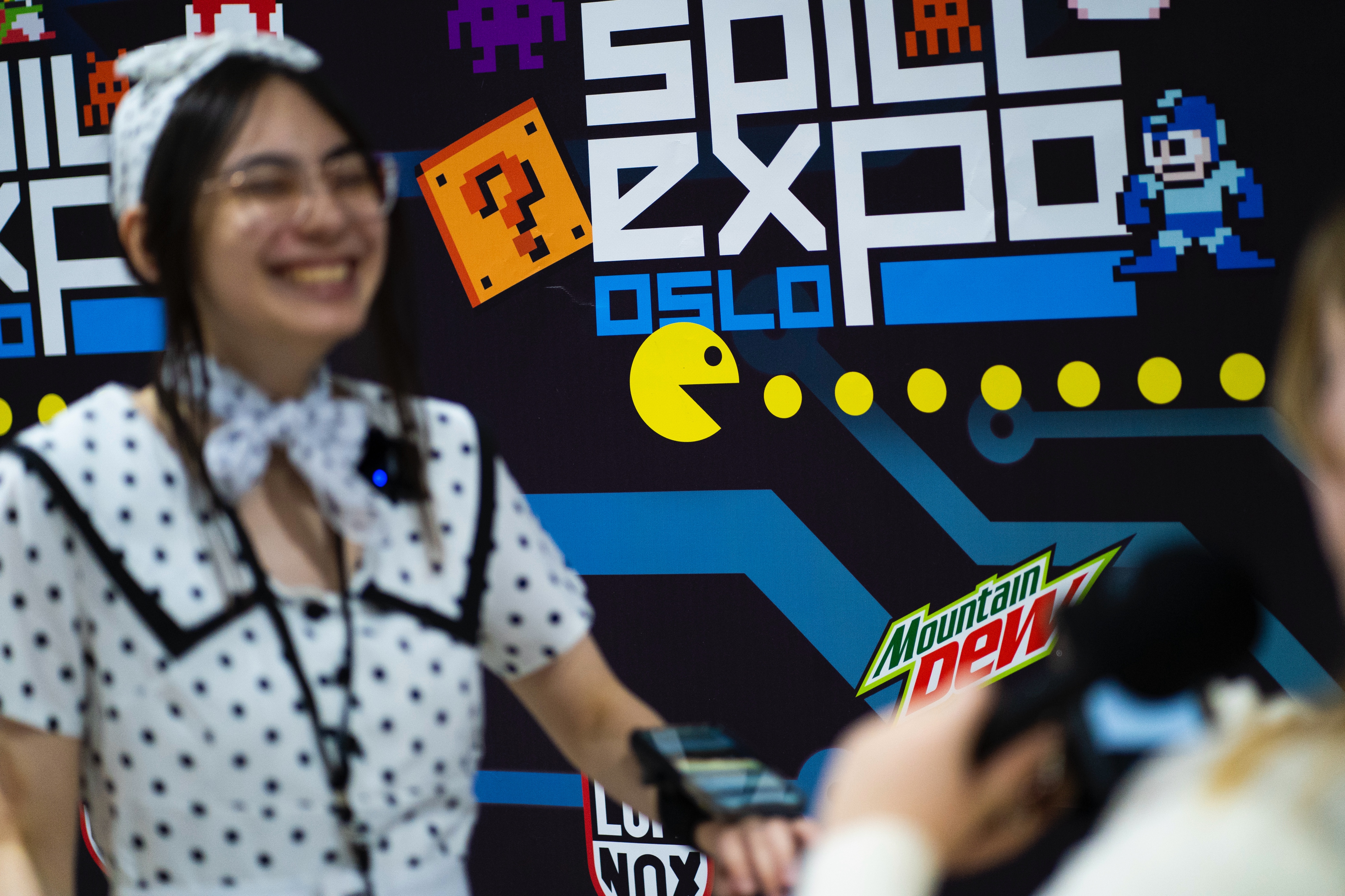 en person som holder en mikrofon