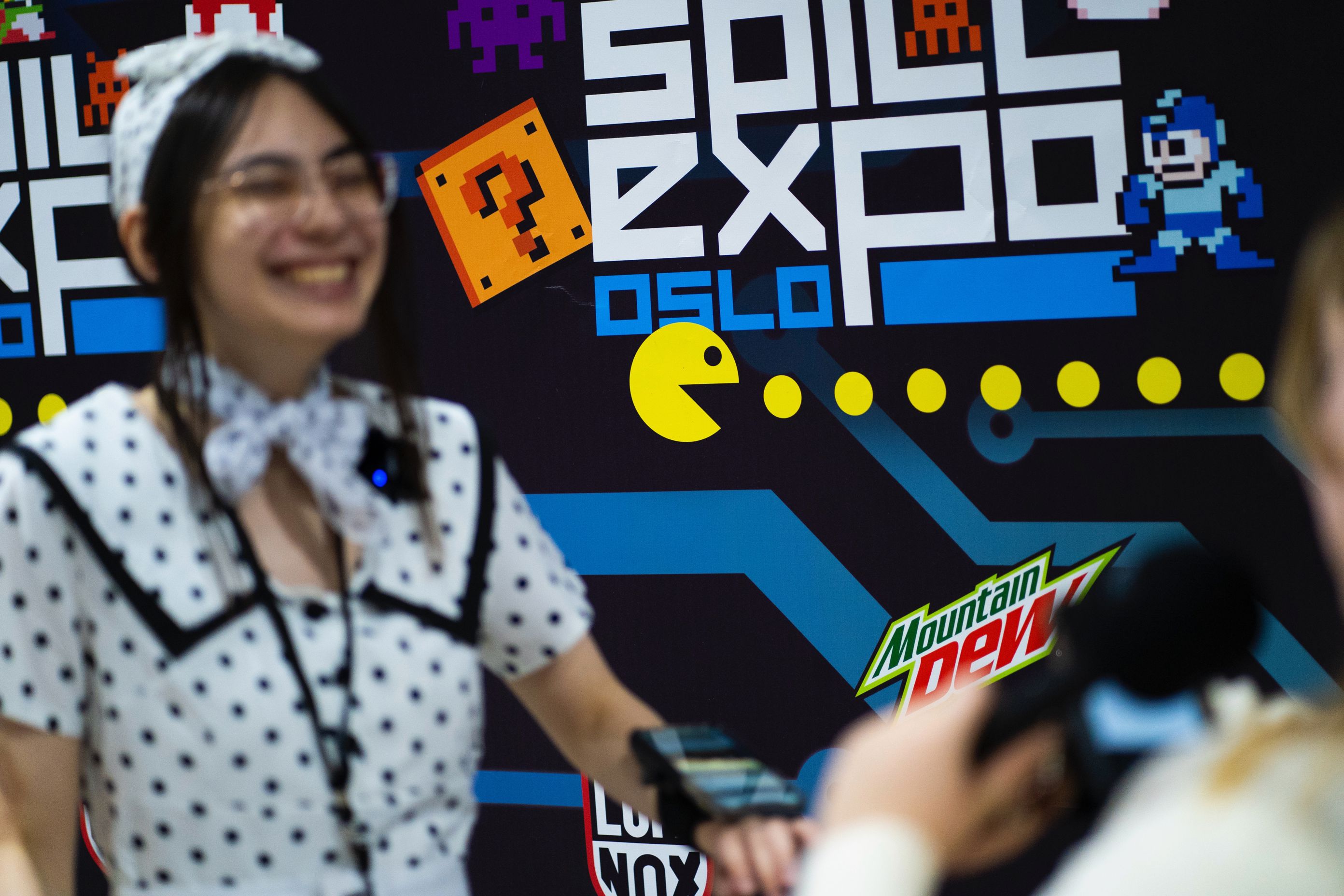 en person som holder en mikrofon