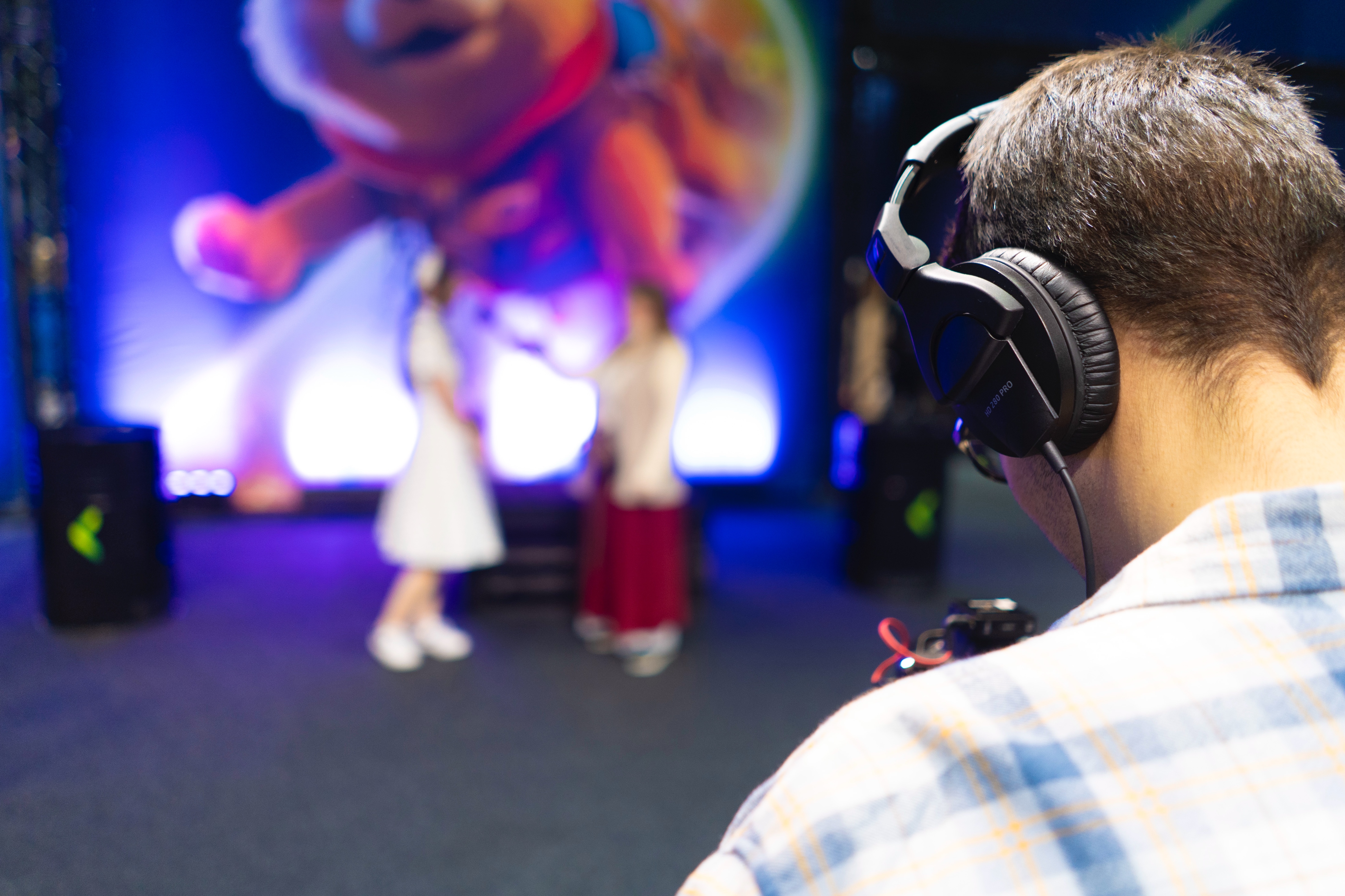 en person med hodetelefoner