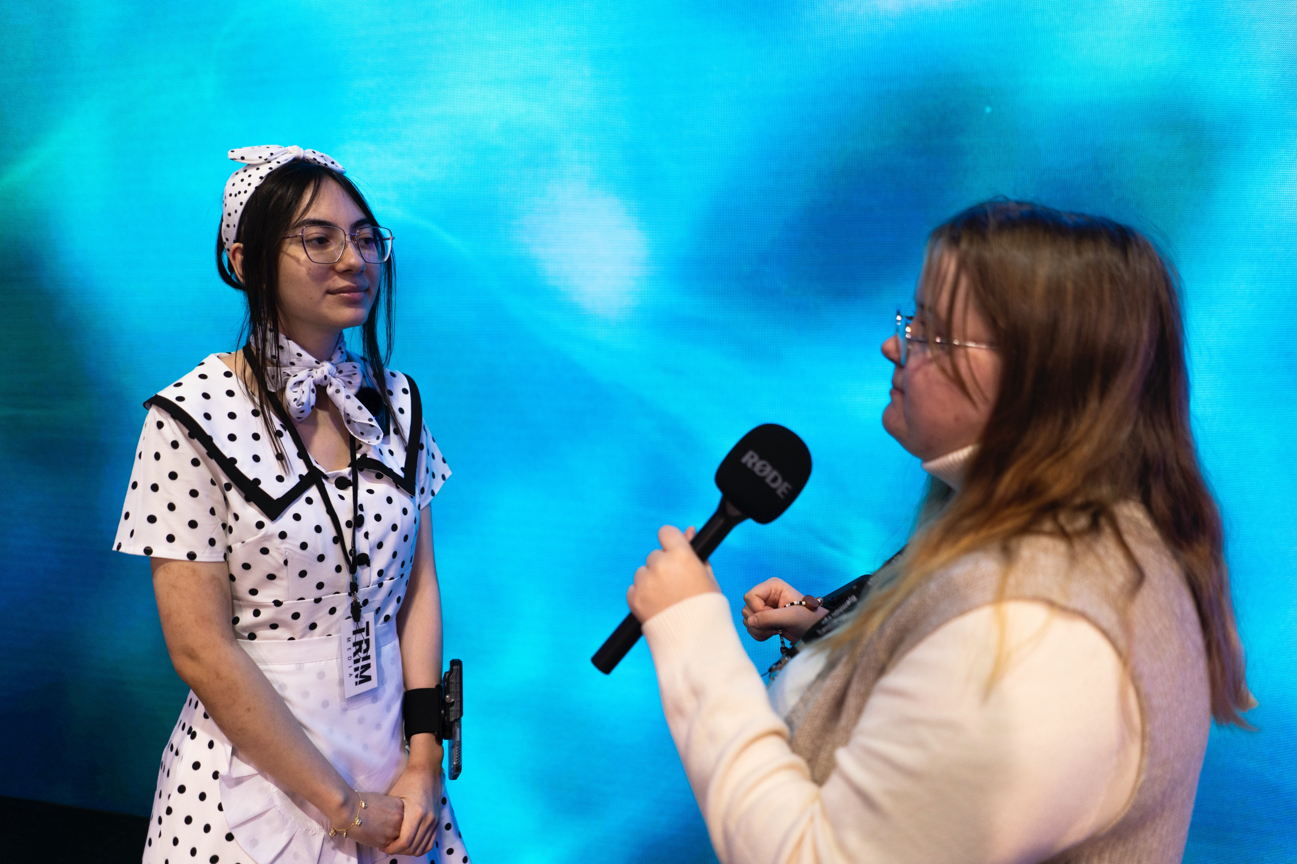 en person som snakker inn i en mikrofon