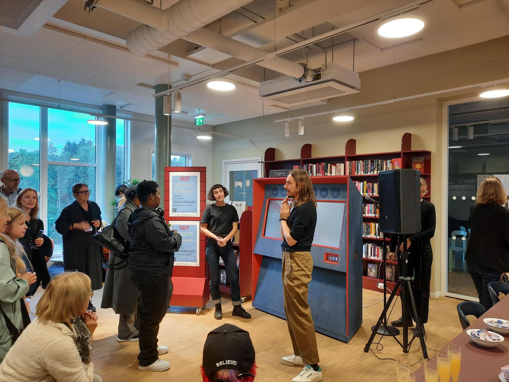 en gruppe personer i et rom