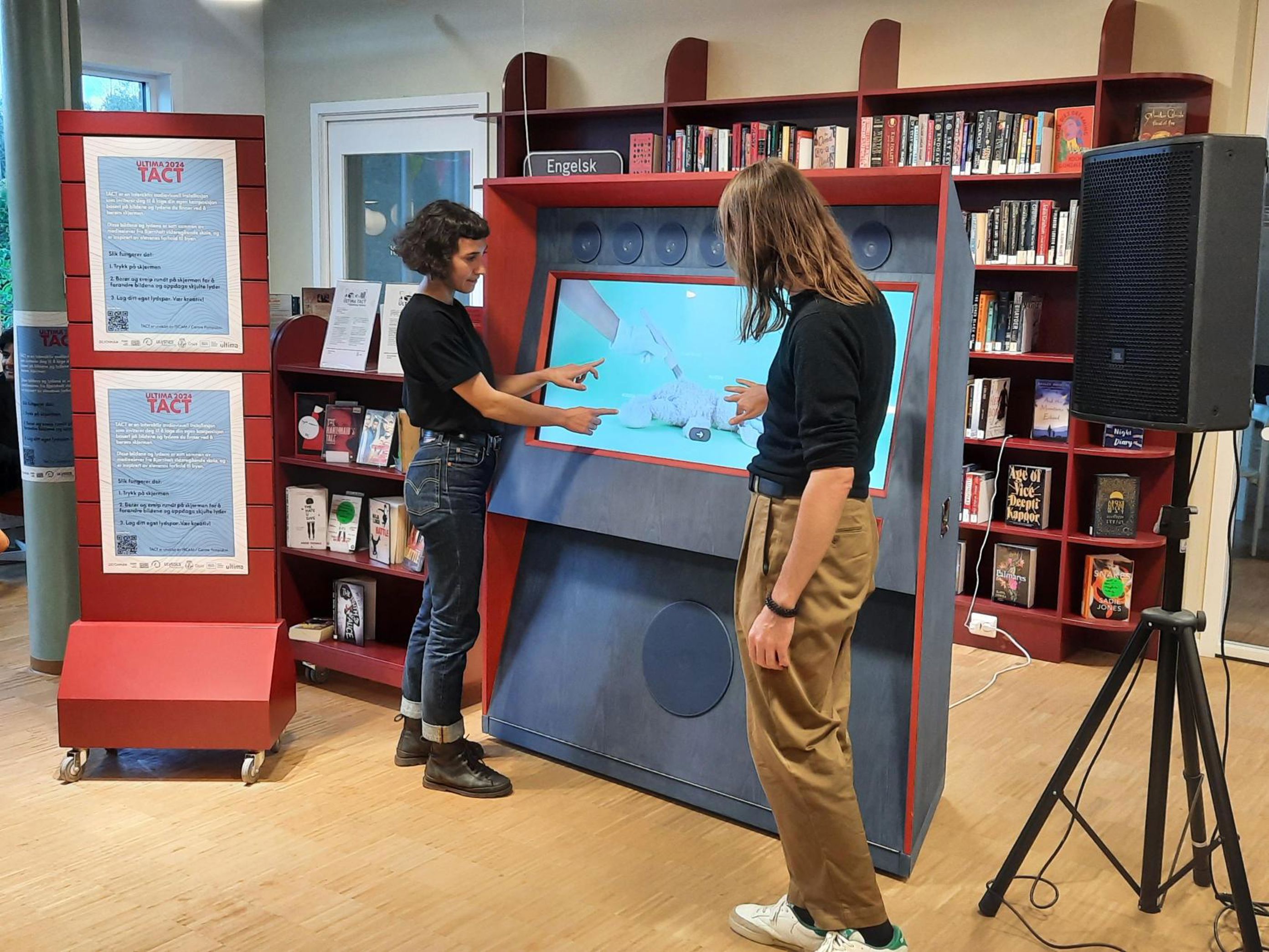 et par personer som står foran en skjerm