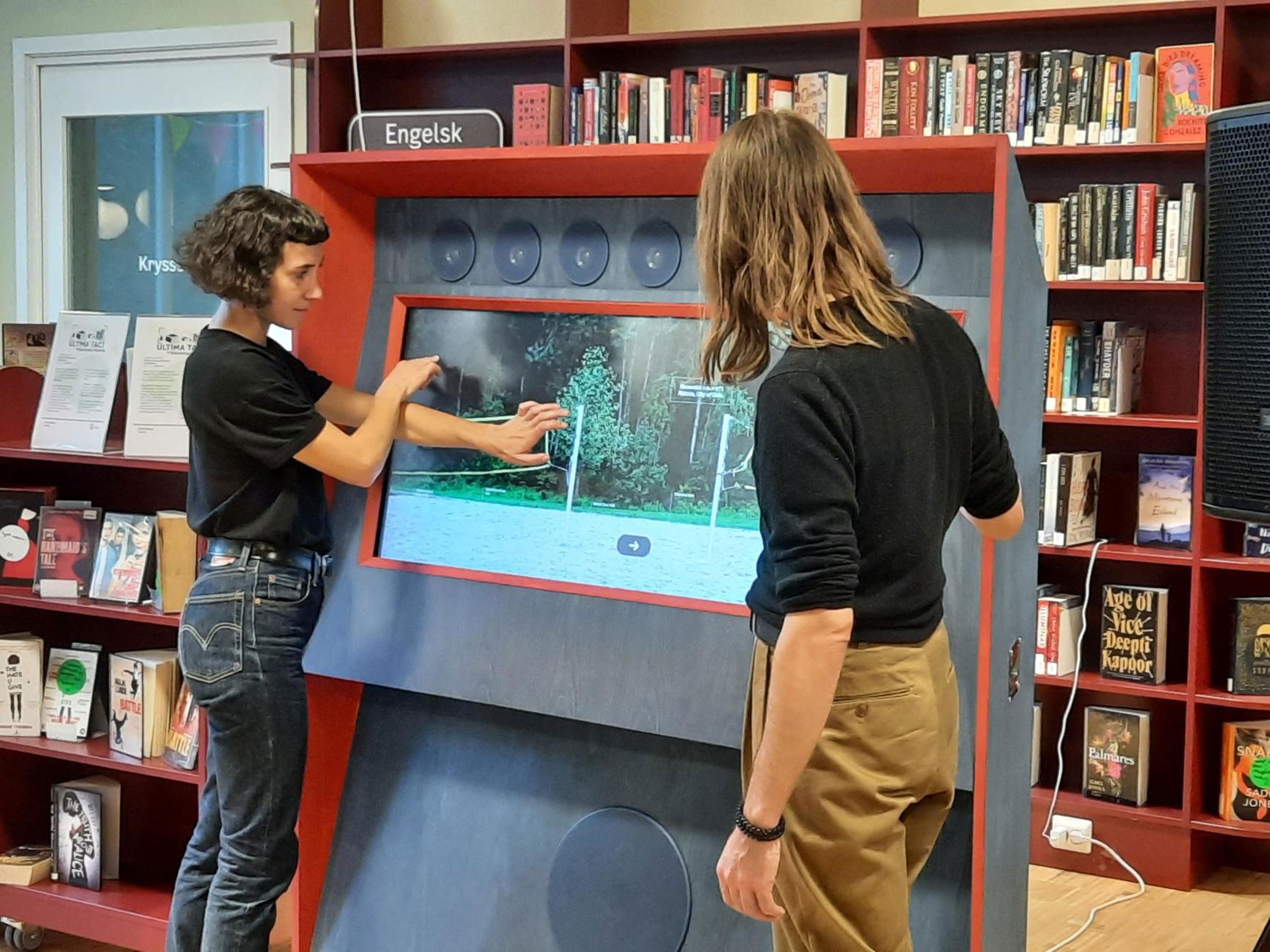 et par personer som ser på et stort akvarium