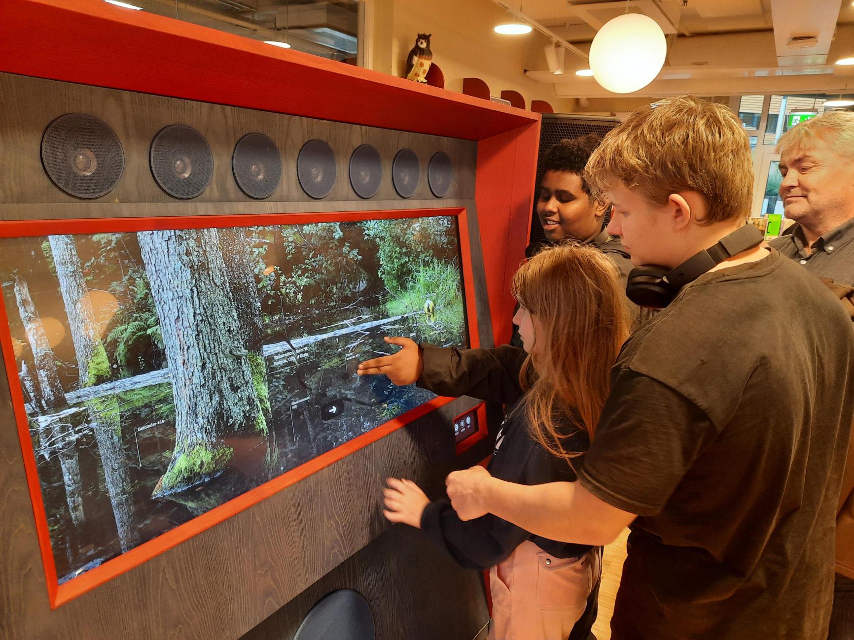 en gruppe mennesker som ser på et stort akvarium