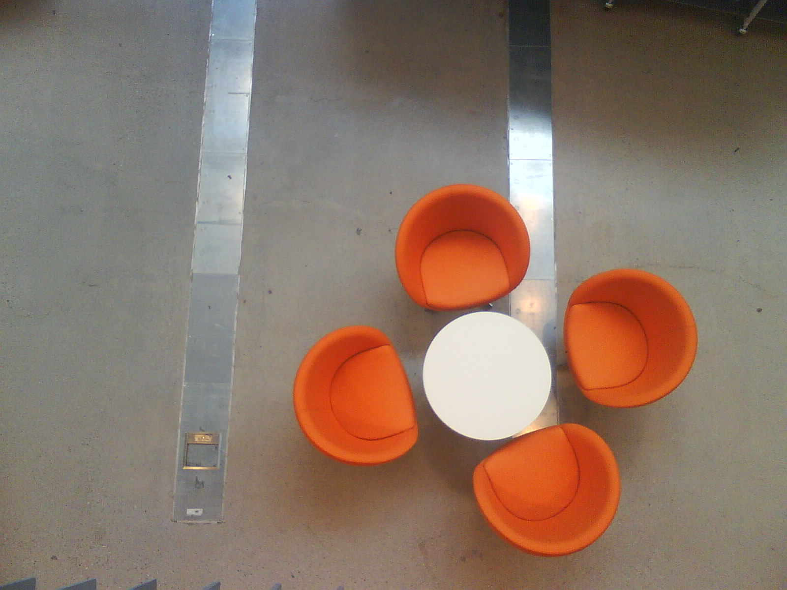 Sittegruppe ved Biblioteket. Foto Deichmanske