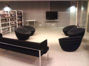 Sittegruppe ved biblioteket. Foto: Deichmanske