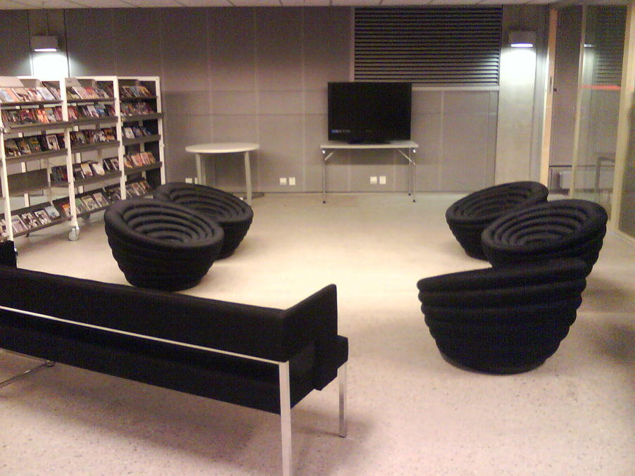 Sittegruppe ved biblioteket. Foto: Deichmanske