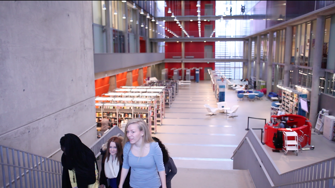 Biblioteket er det første man ser når man kommer inn på Bjørnholt skole. Store lokaler og mye spennende literatur.  Foto:Richard Cavander-Cole