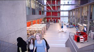 Biblioteket er det første man ser når man kommer inn på Bjørnholt skole. Store lokaler og mye spennende literatur.  Foto:Richard Cavander-Cole