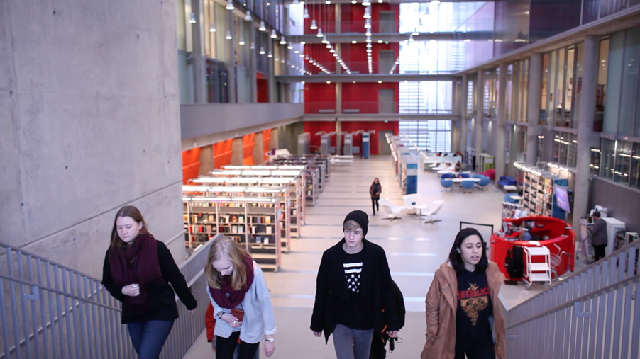 Elever kommer gående opp fra biblioteket  Foto:Richard Cavander-Cole