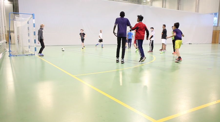 Elever som spiller fotball i Bjørnholthallen. Foto:Richard Cavander-Cole