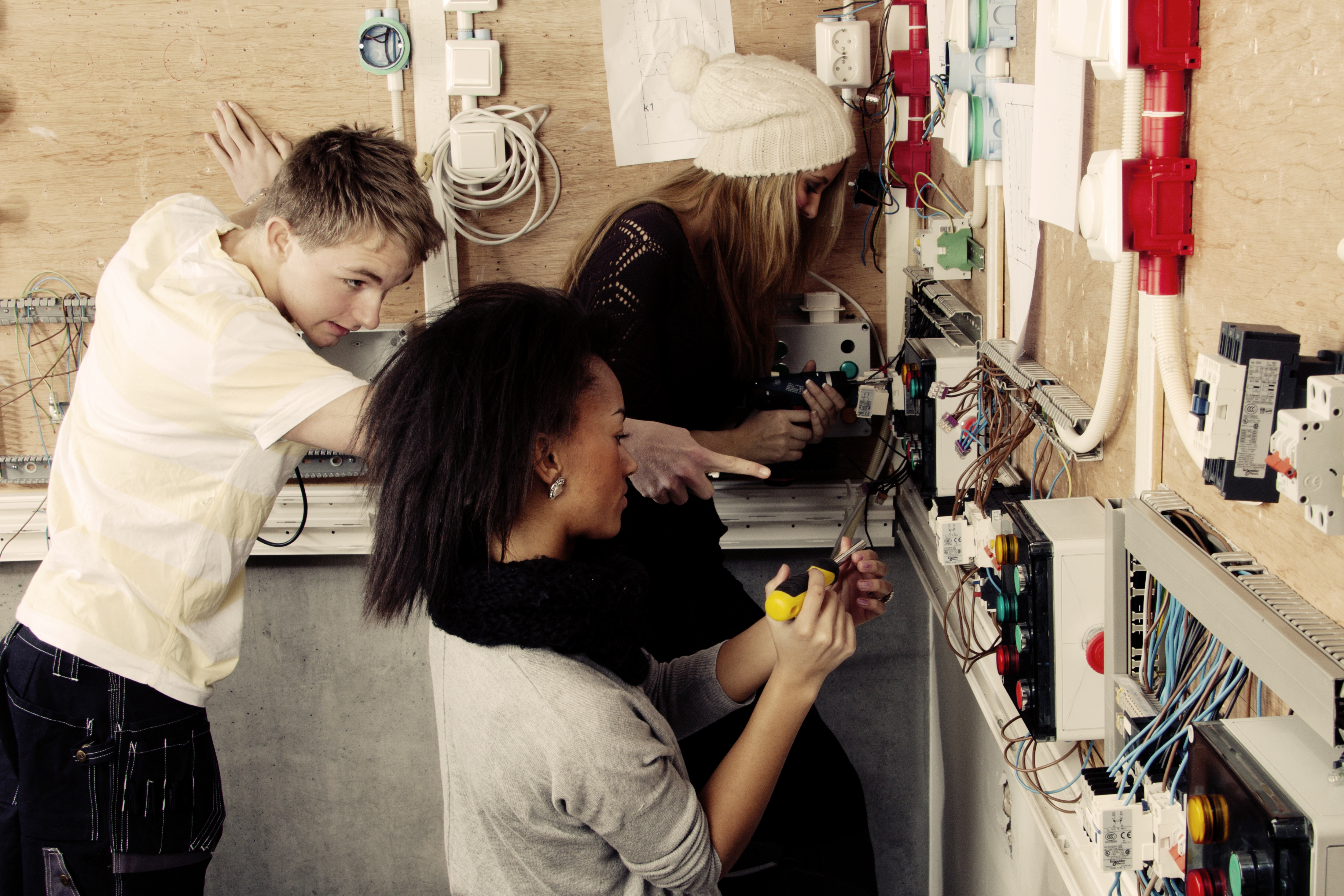 Elever på elektro i arbeid