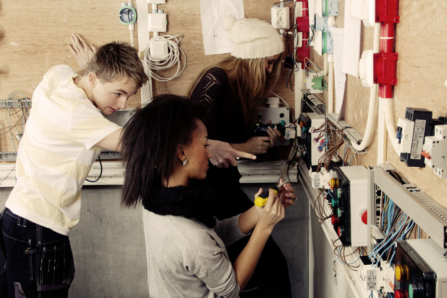 Elever på elektro i arbeid Elever på elektro i arbeid