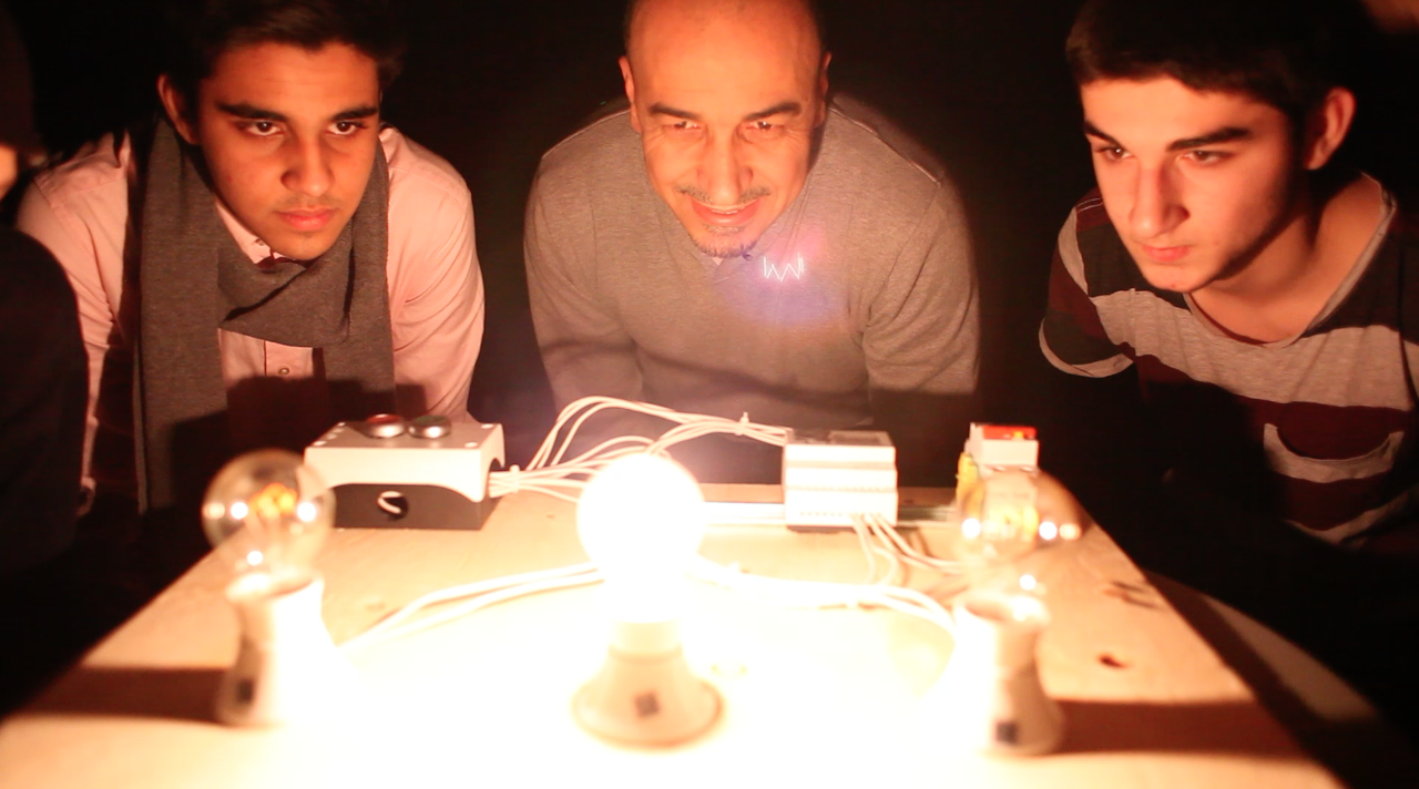 Elever og lærer er samlet rundt lysbordet. Foto: Richard Cavander-Cole