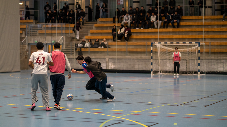 en gruppe mennesker som spiller fotball