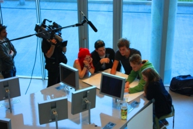 Elever filmer på skolen