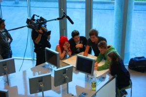 Elever filmer på skolen