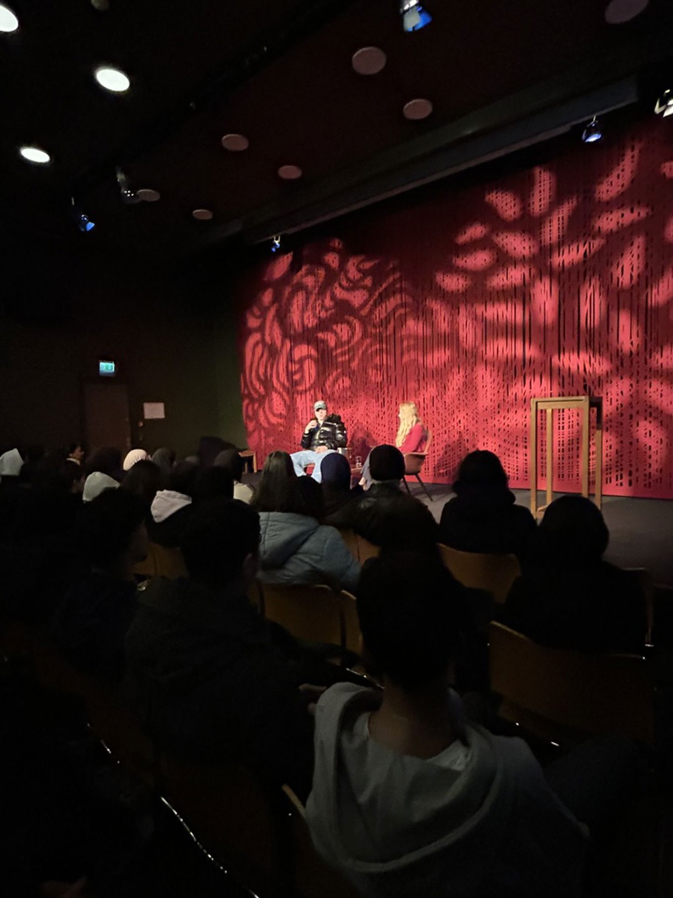 en gruppe mennesker på en scene