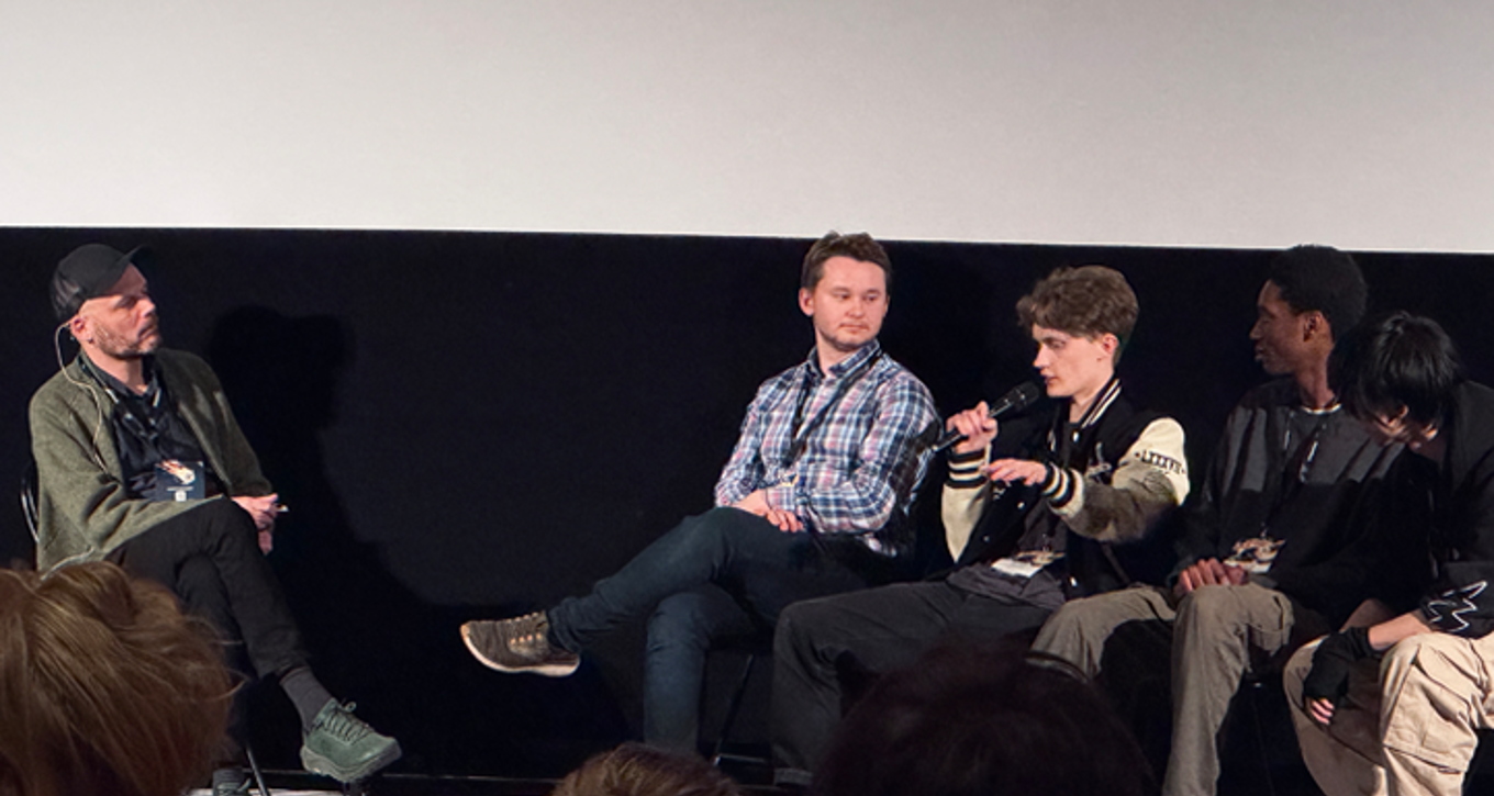 en gruppe mennesker som sitter på en sofa