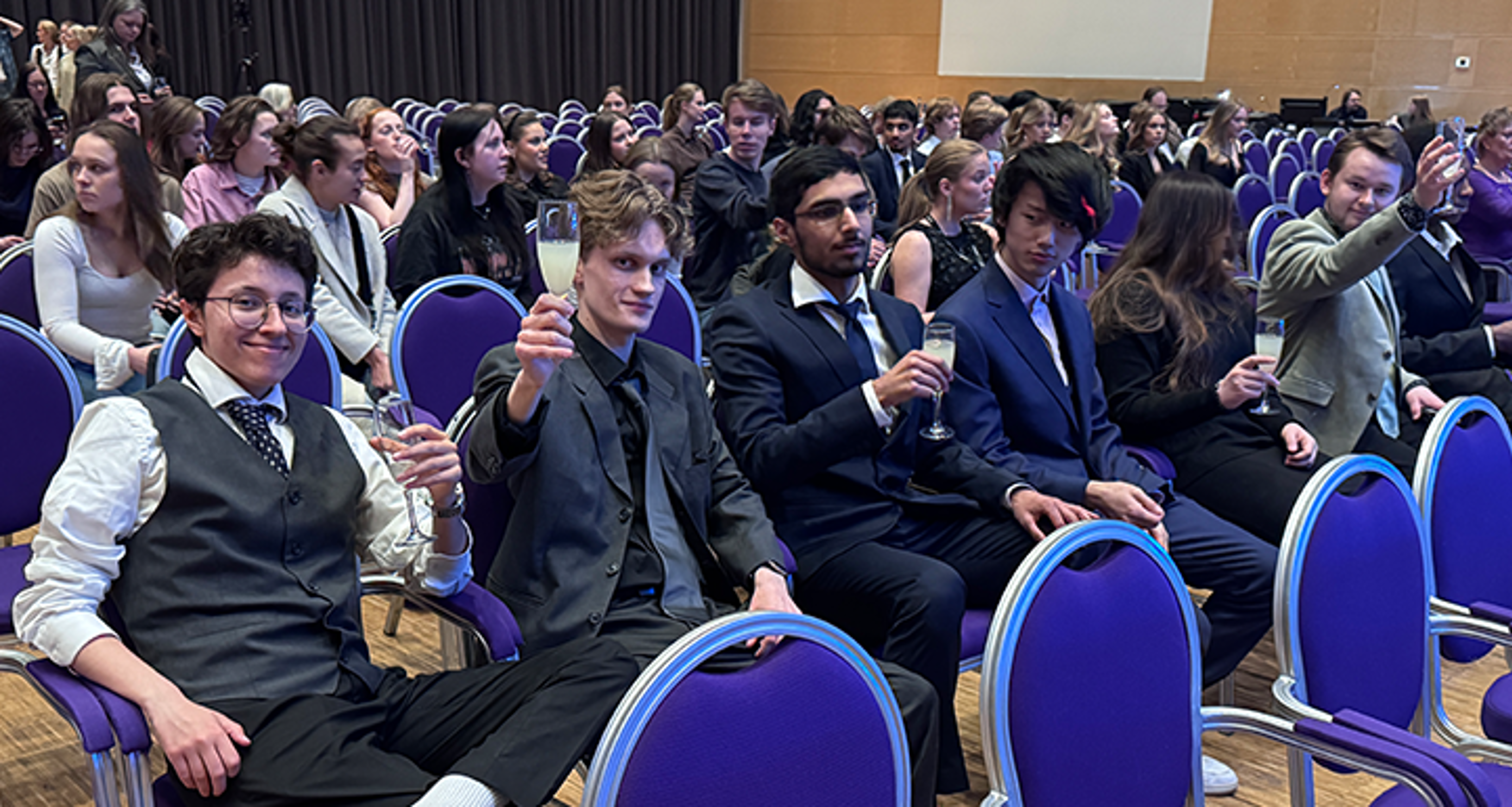 en gruppe mennesker som sitter i stoler