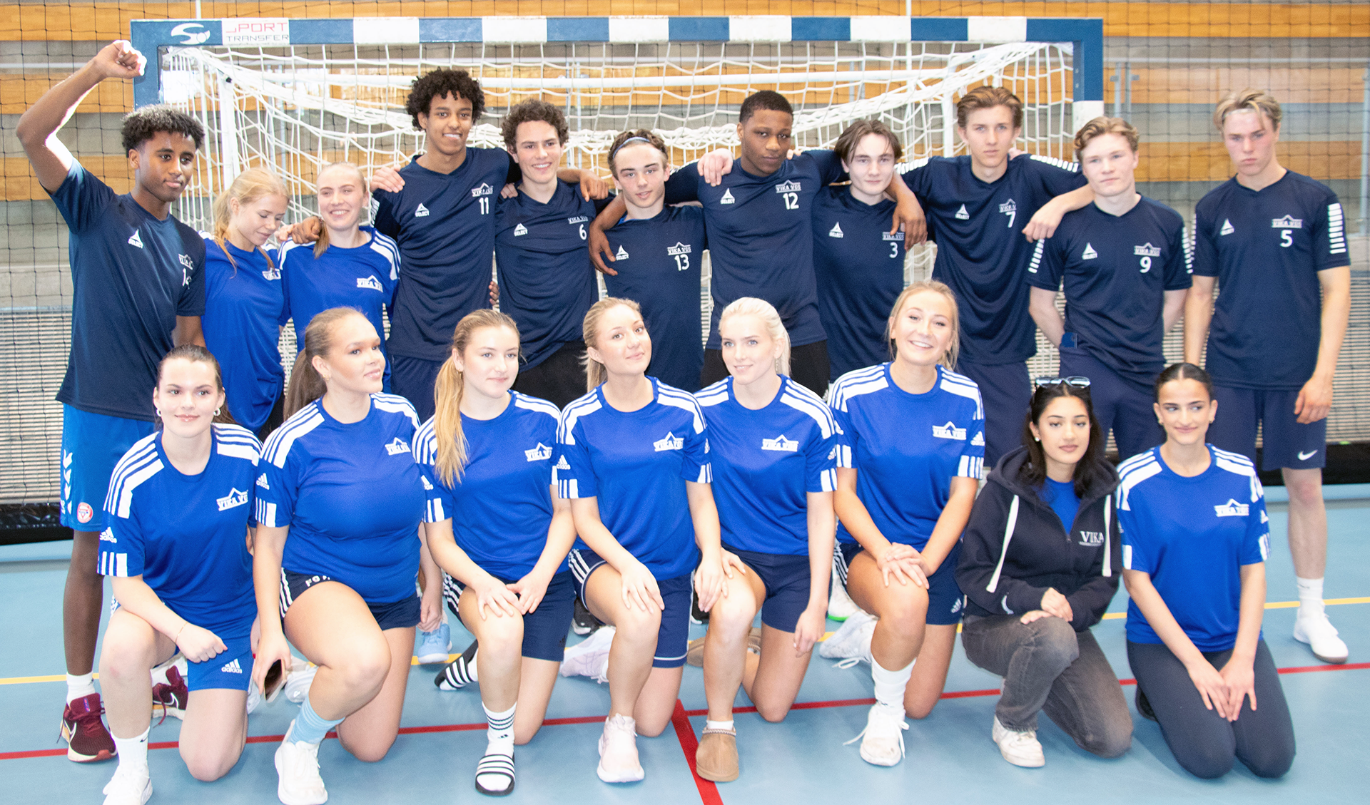 en gruppe mennesker som poserer for et bilde