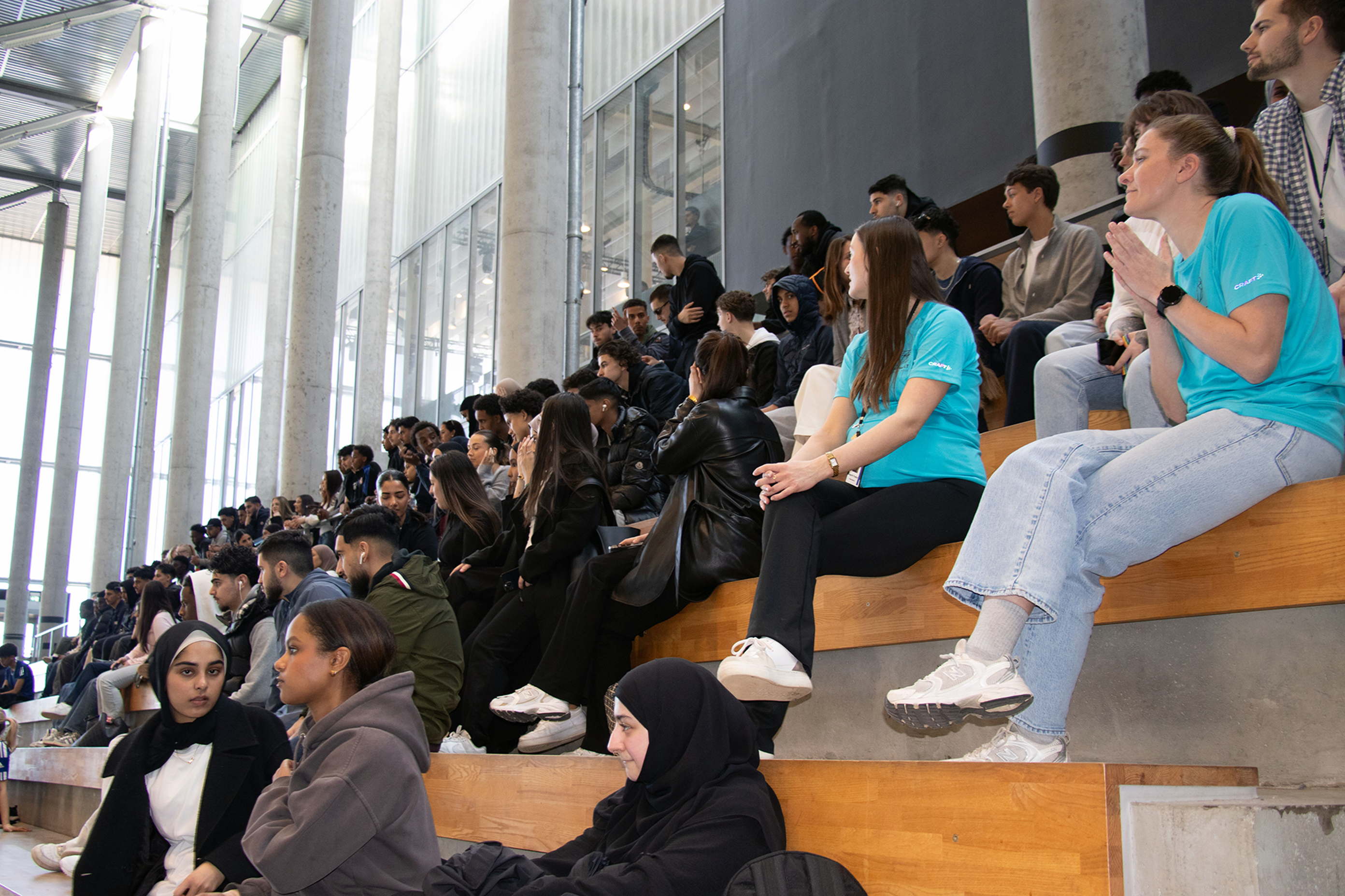 en gruppe mennesker som sitter i trapper en gruppe mennesker som sitter i trapper