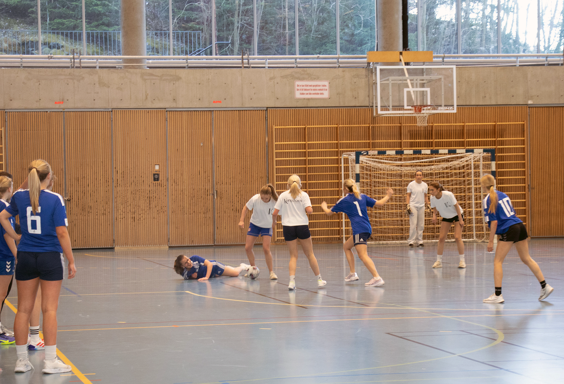 En gruppe mennesker som spiller volleyball