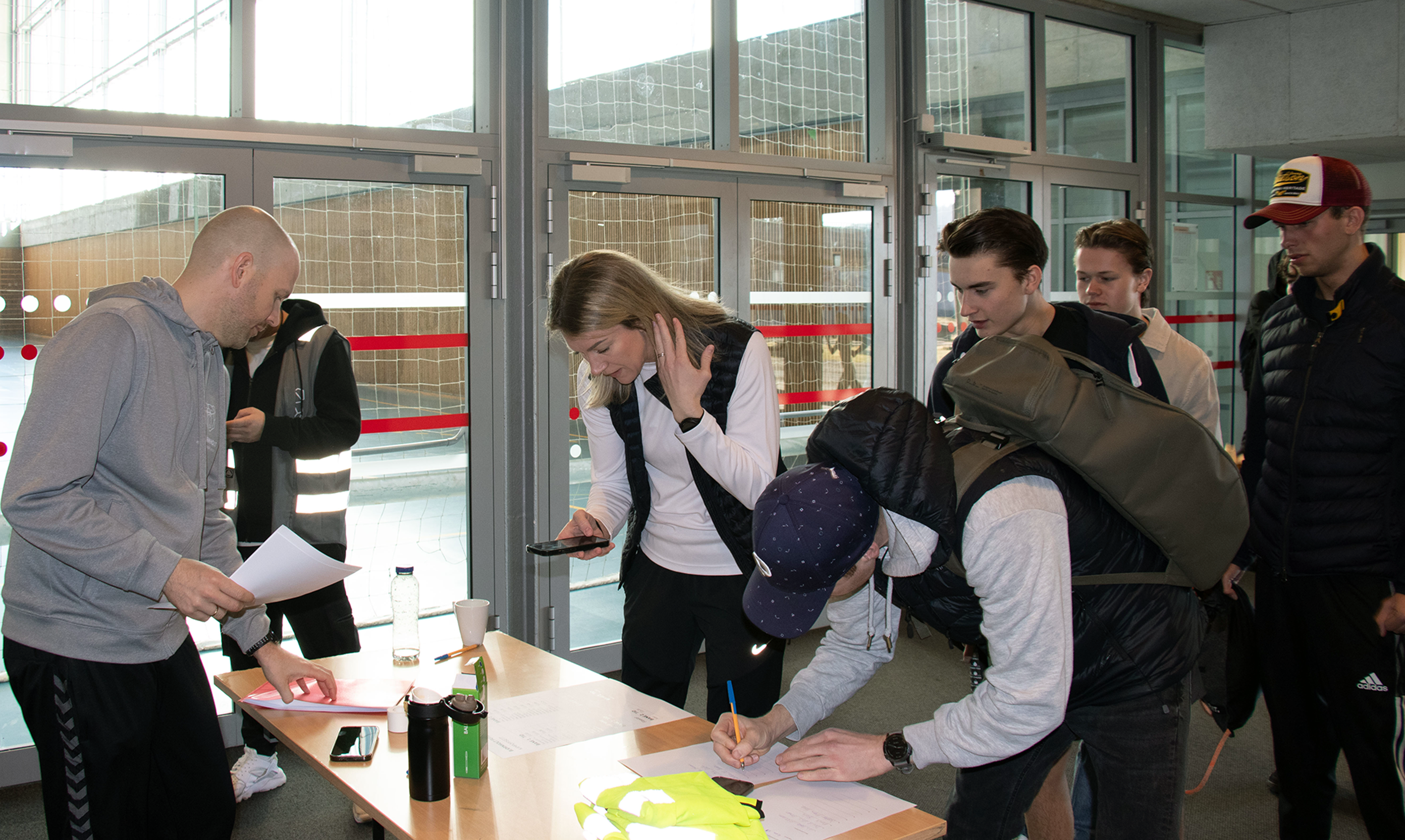 en gruppe mennesker som ser på en artikkel en gruppe mennesker som ser på en artikkel