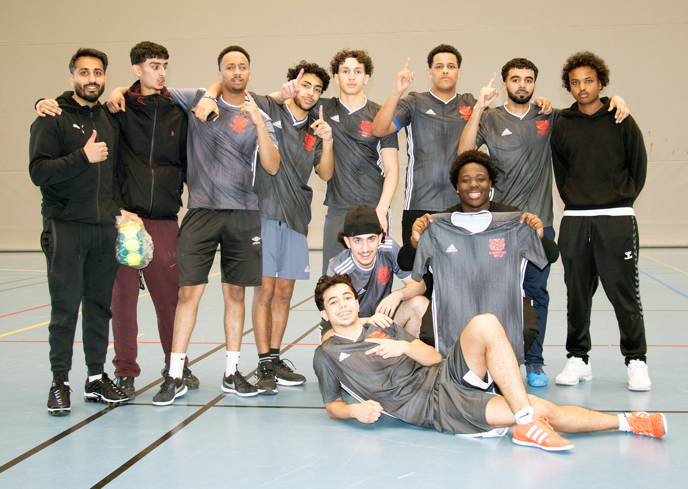 En gruppe menn som poserer for et bilde En gruppe menn som poserer for et bilde