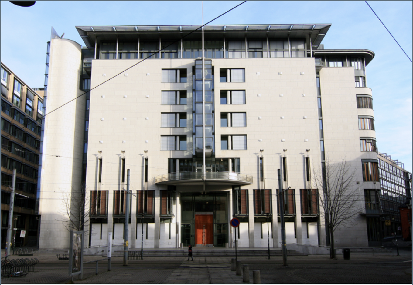 En bygning med stor inngang