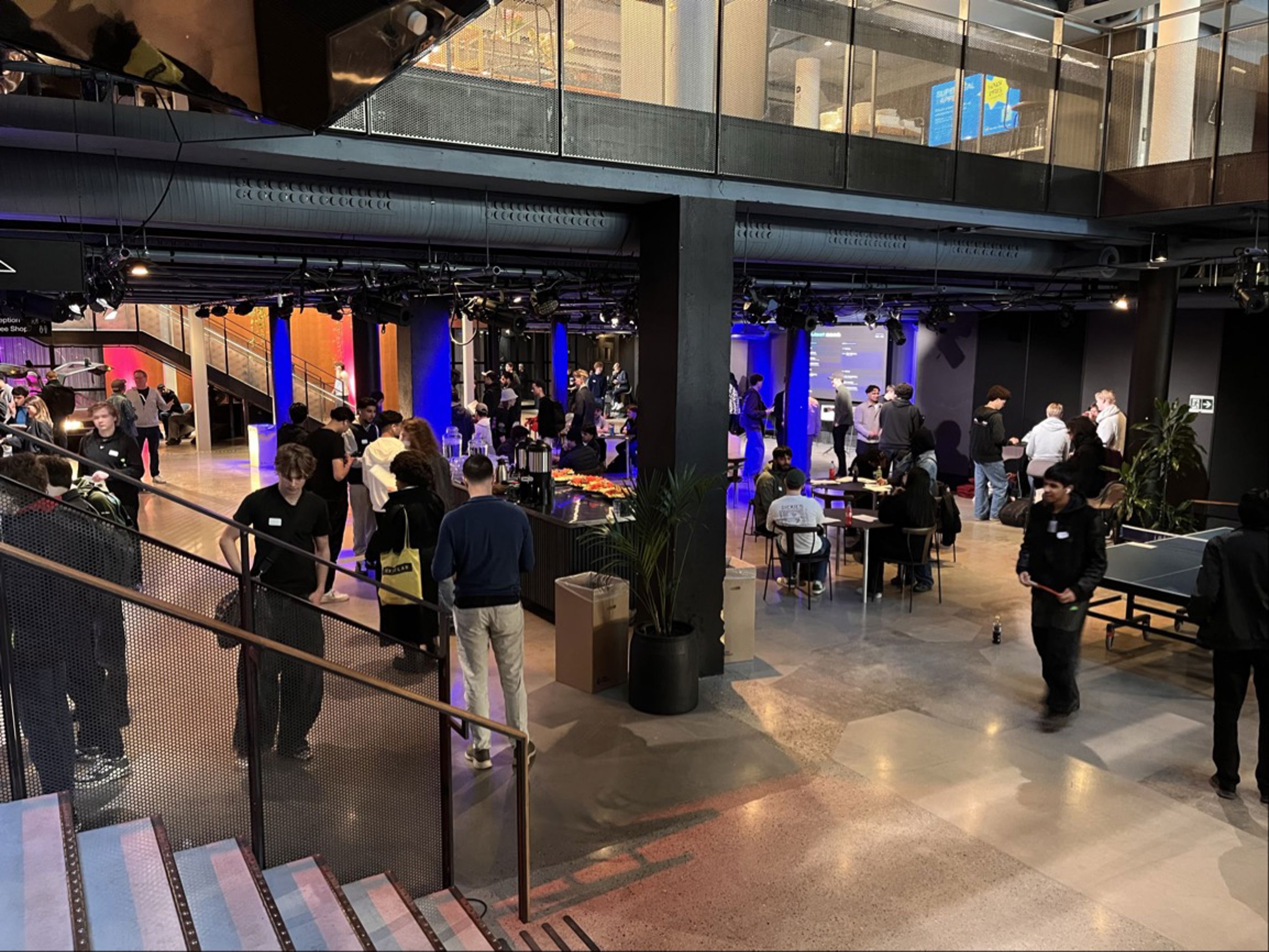 En gruppe mennesker i et kjøpesenter