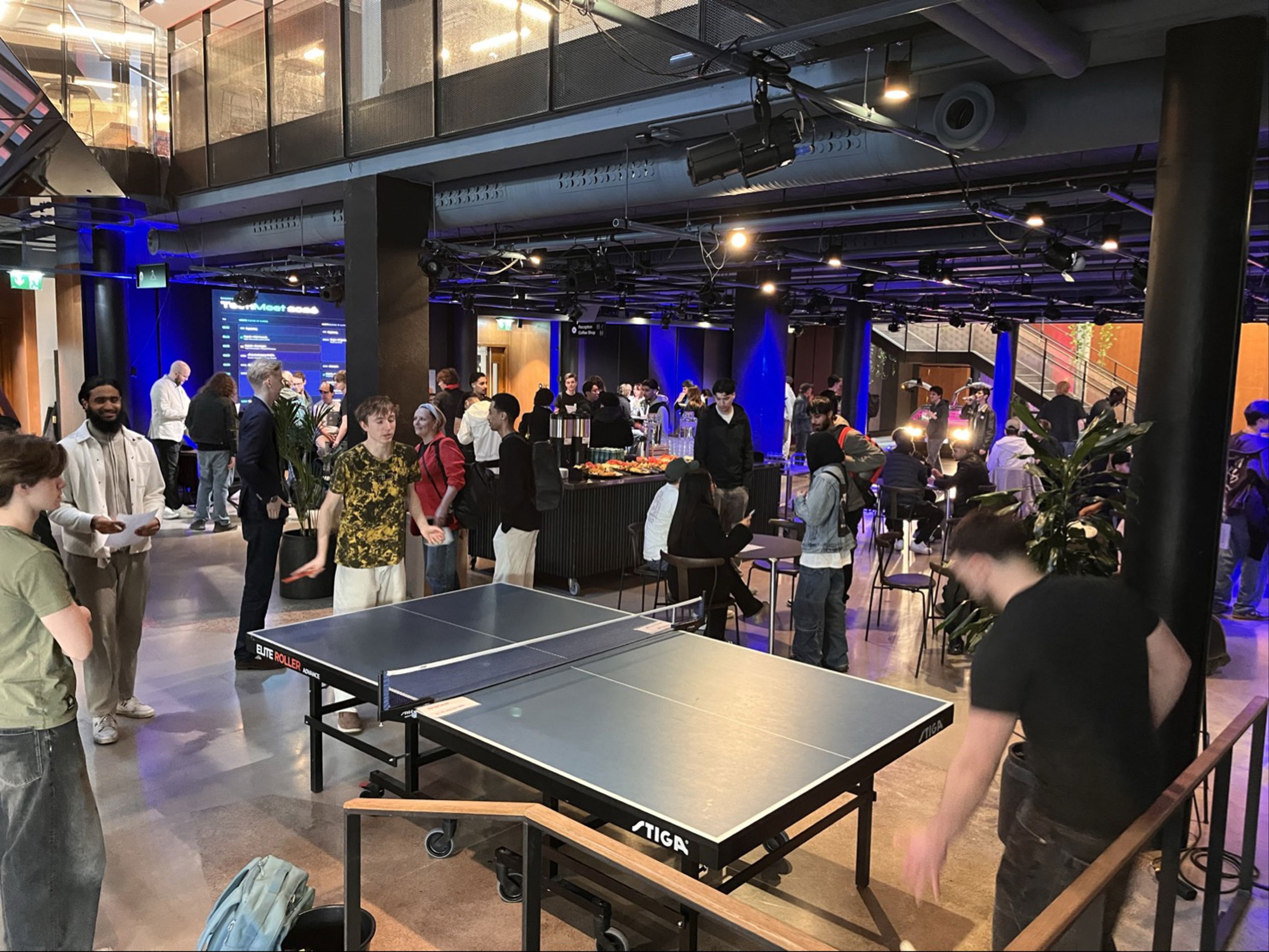 en gruppe mennesker i et rom