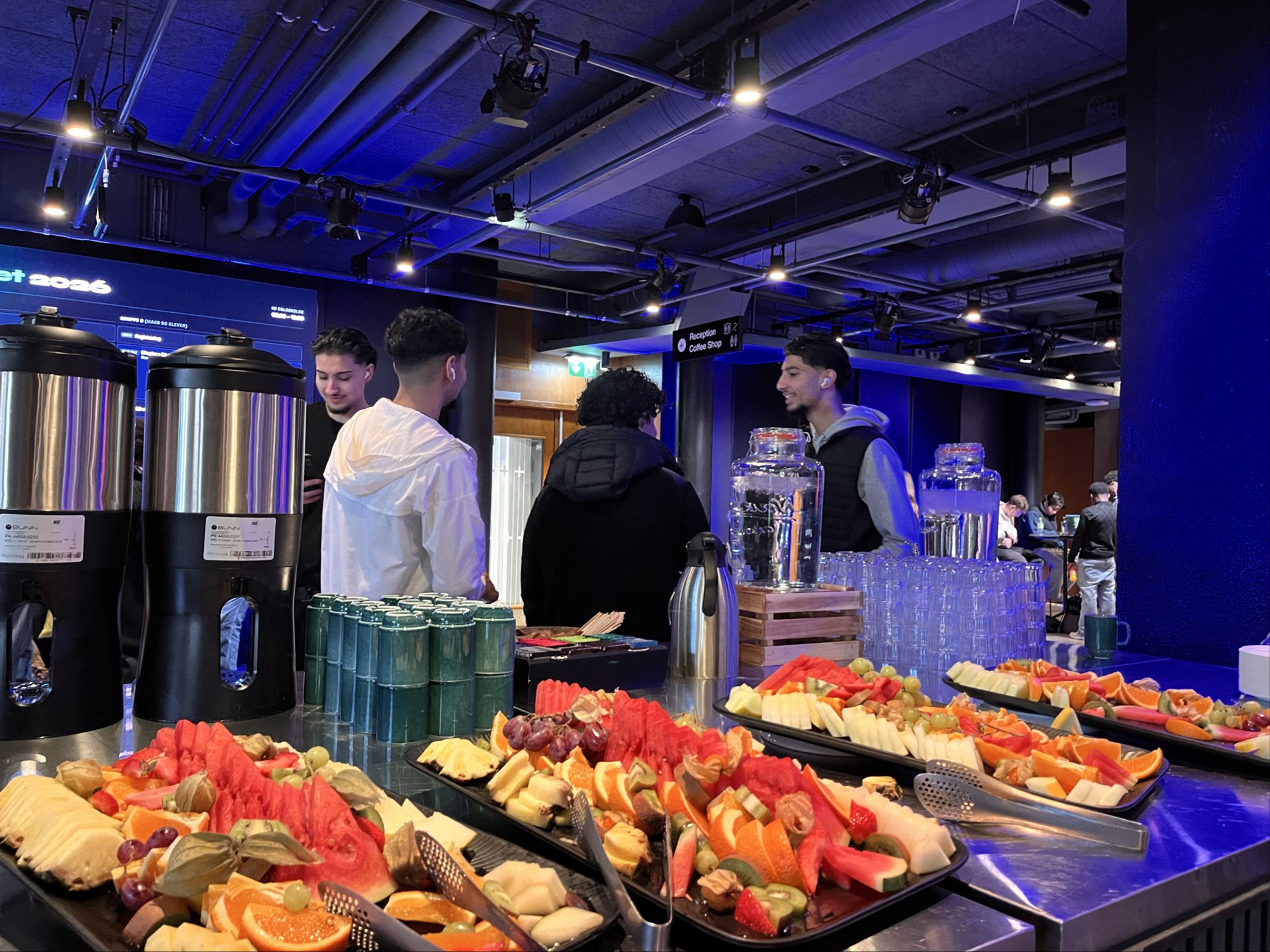 En gruppe mennesker som sto ved siden av et bord fullt av mat