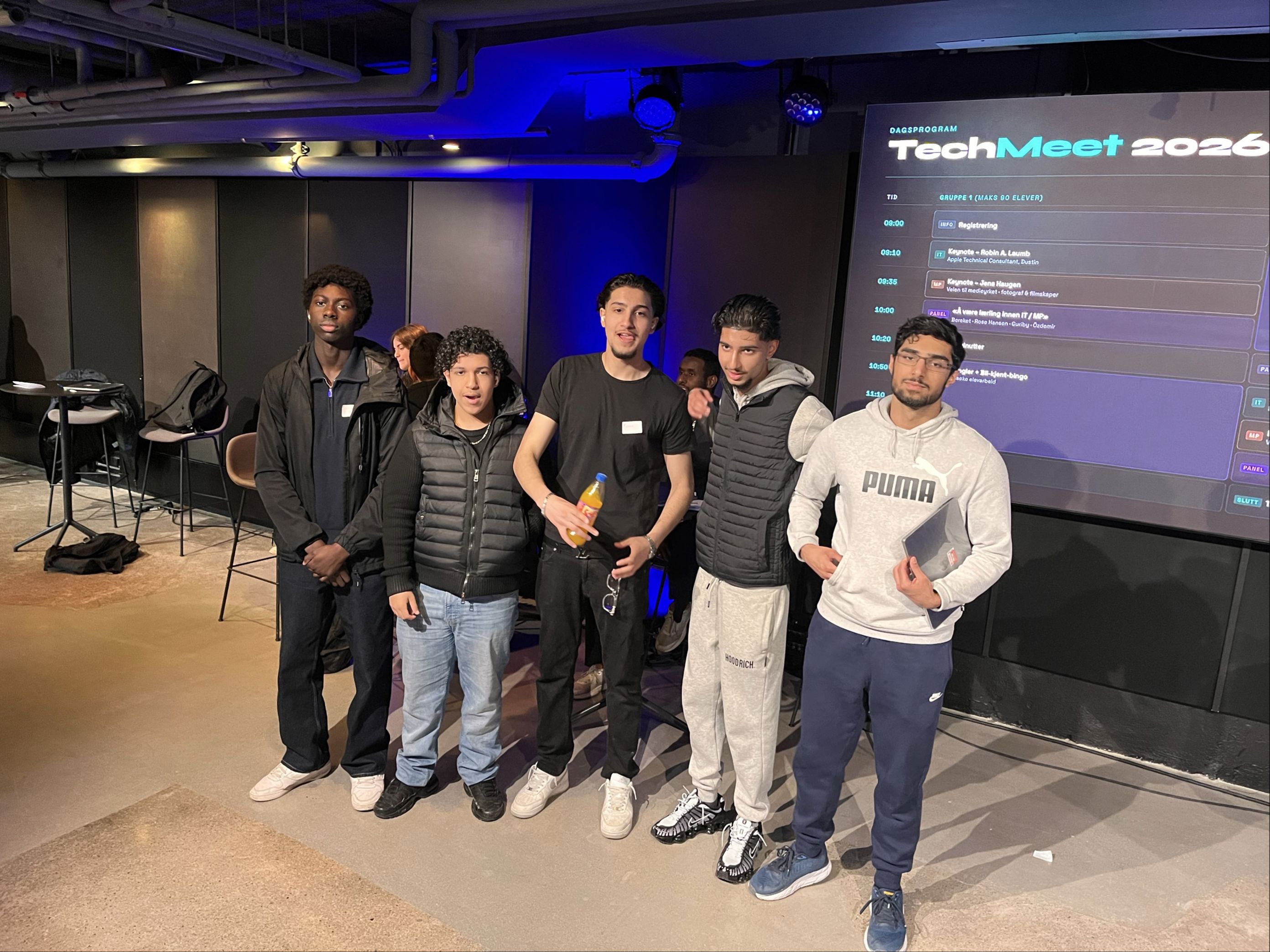 en gruppe mennesker som poserer for et bilde