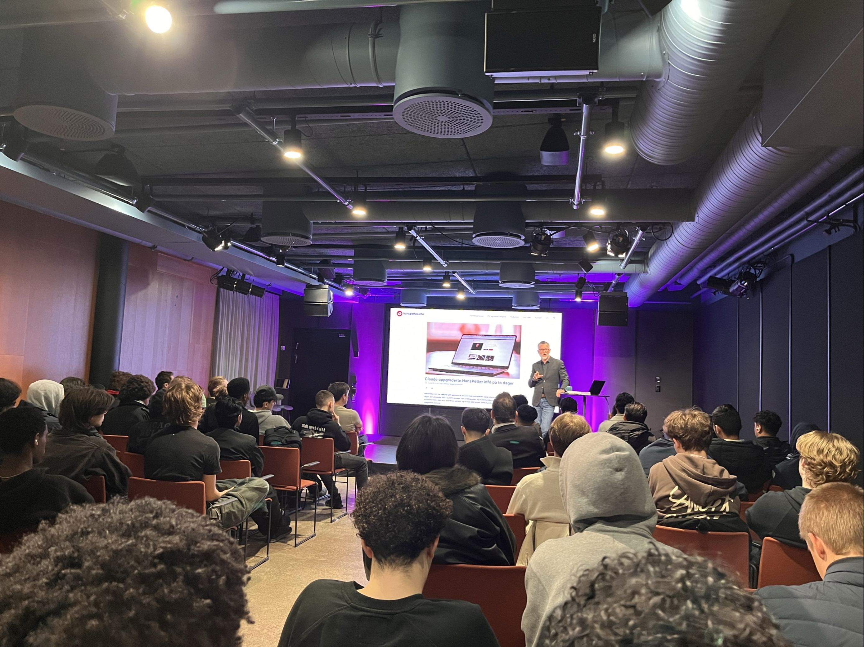 en person som holder en presentasjon for et publikum