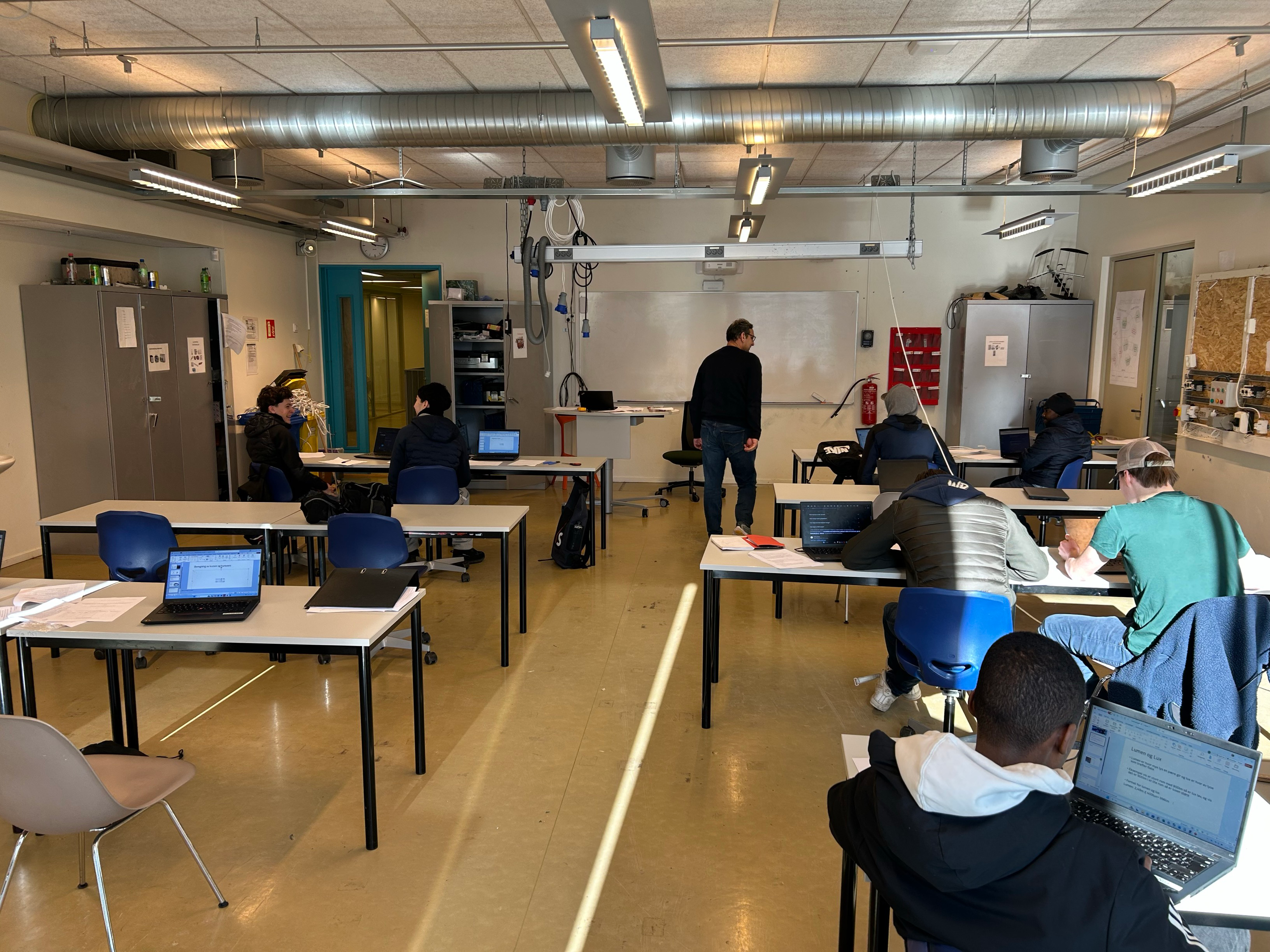 en gruppe personer i et rom