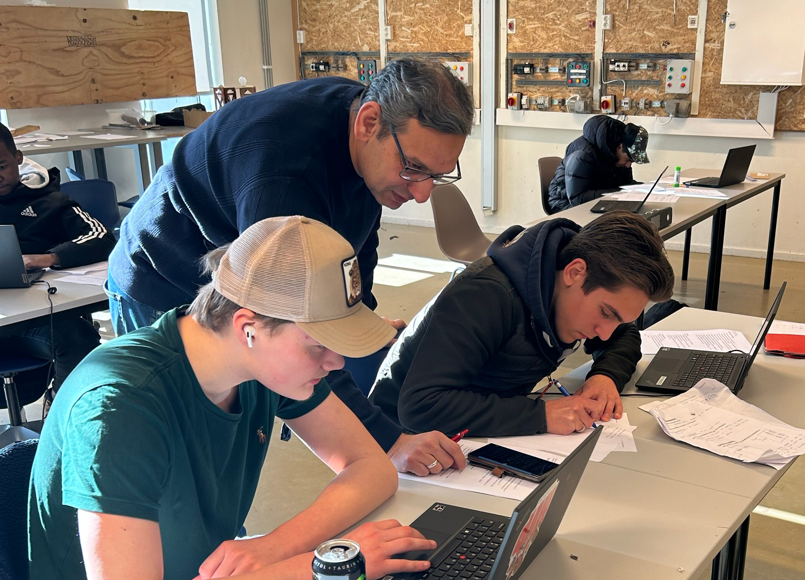 En gruppe mennesker som ser på en bærbar datamaskin