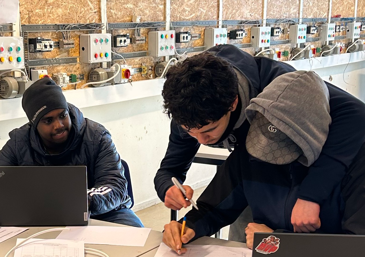 noen få menn som jobber ved et bord