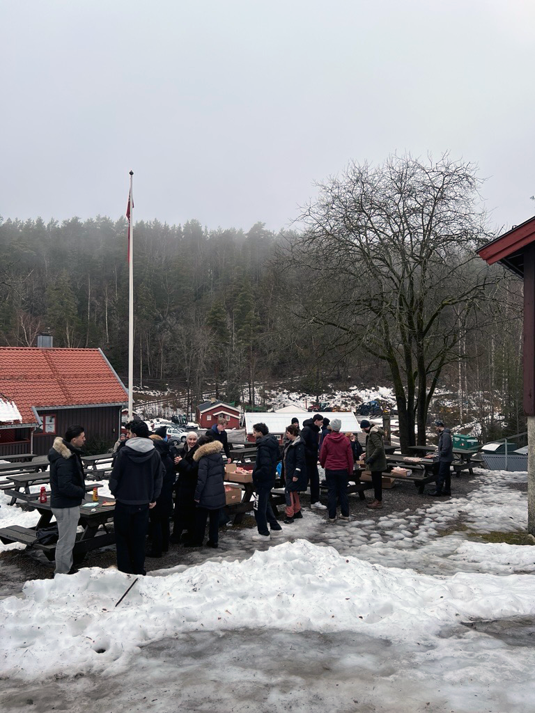 en gruppe mennesker som står i snøen