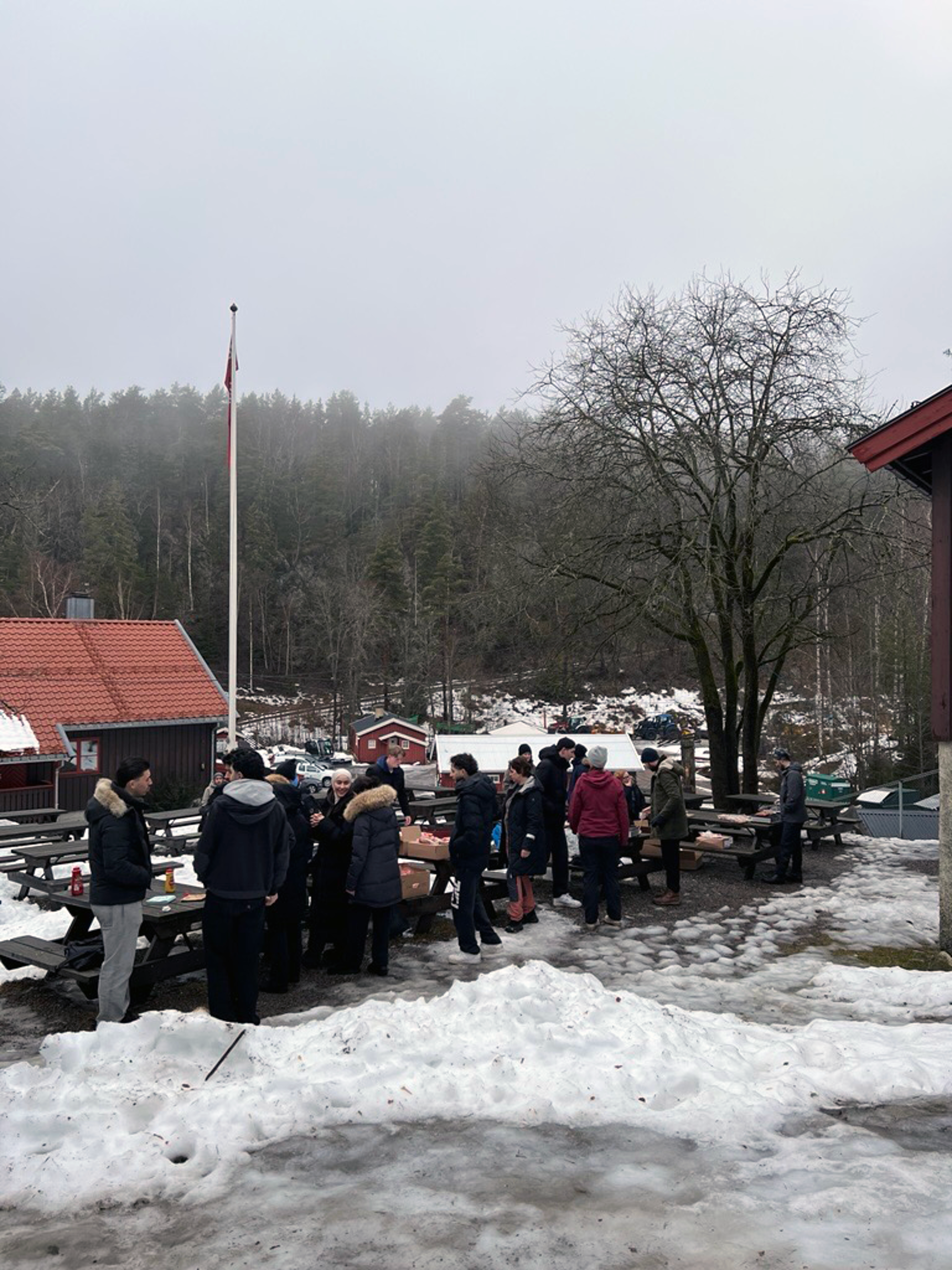 en gruppe mennesker som står i snøen en gruppe mennesker som står i snøen