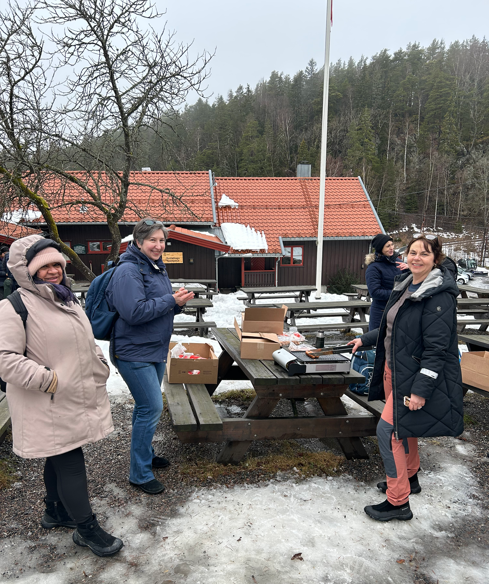 en gruppe mennesker som står utenfor