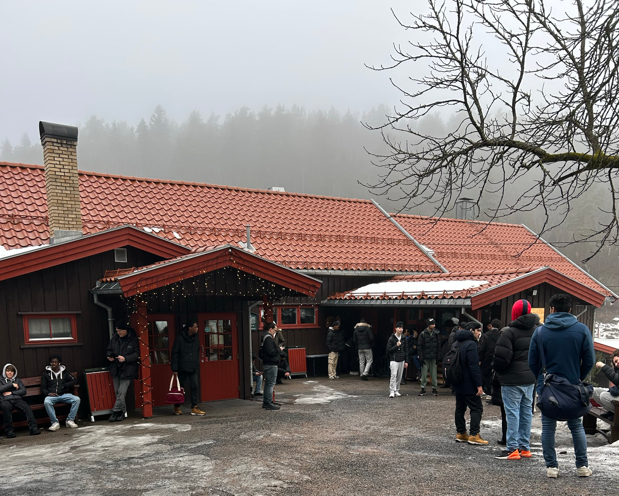 en gruppe mennesker utenfor en bygning