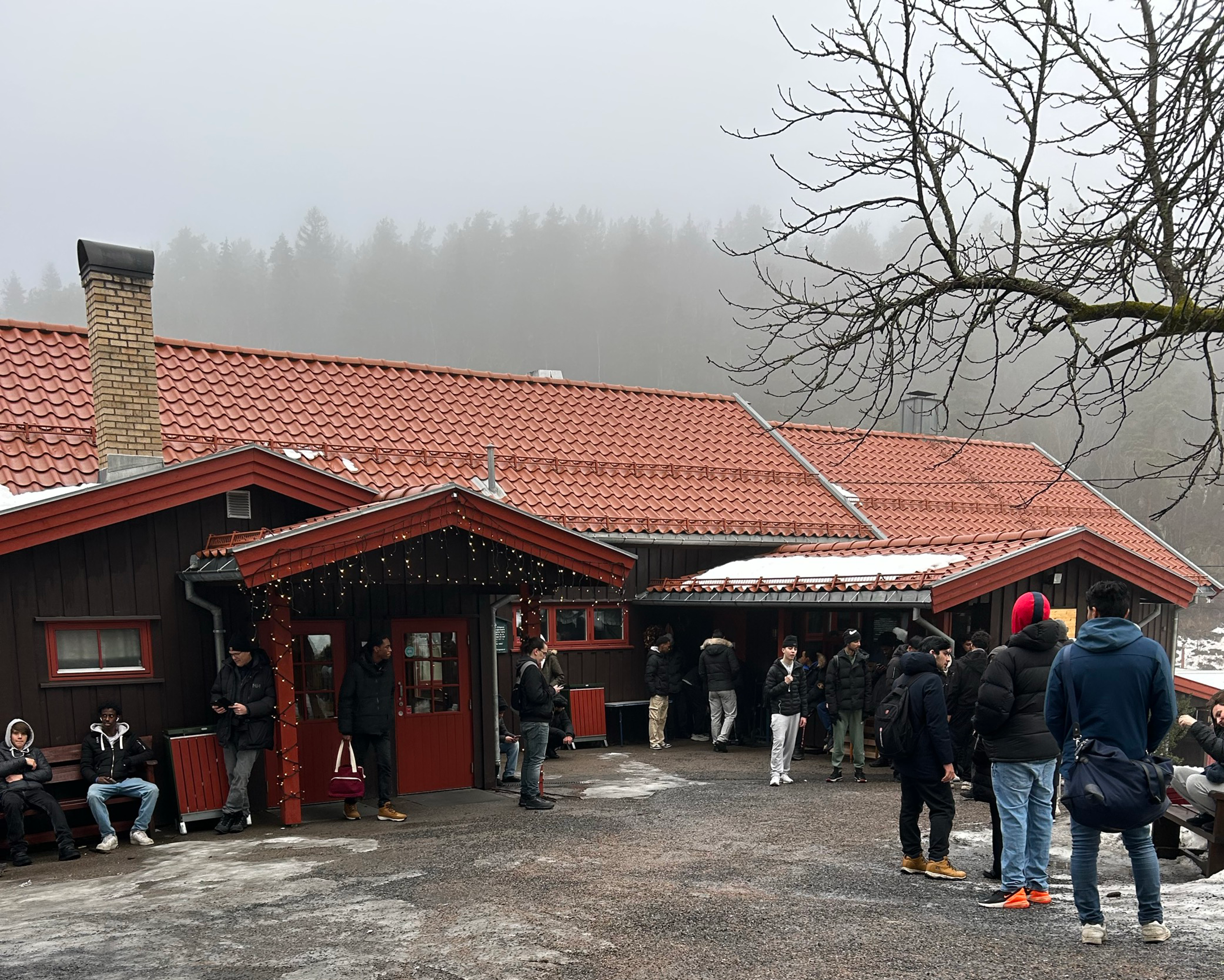 en gruppe mennesker utenfor en bygning en gruppe mennesker utenfor en bygning