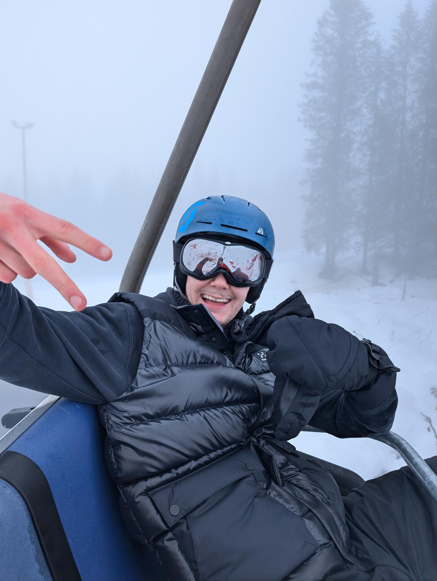 en person som har på seg hjelm og vernebriller i en skiheis