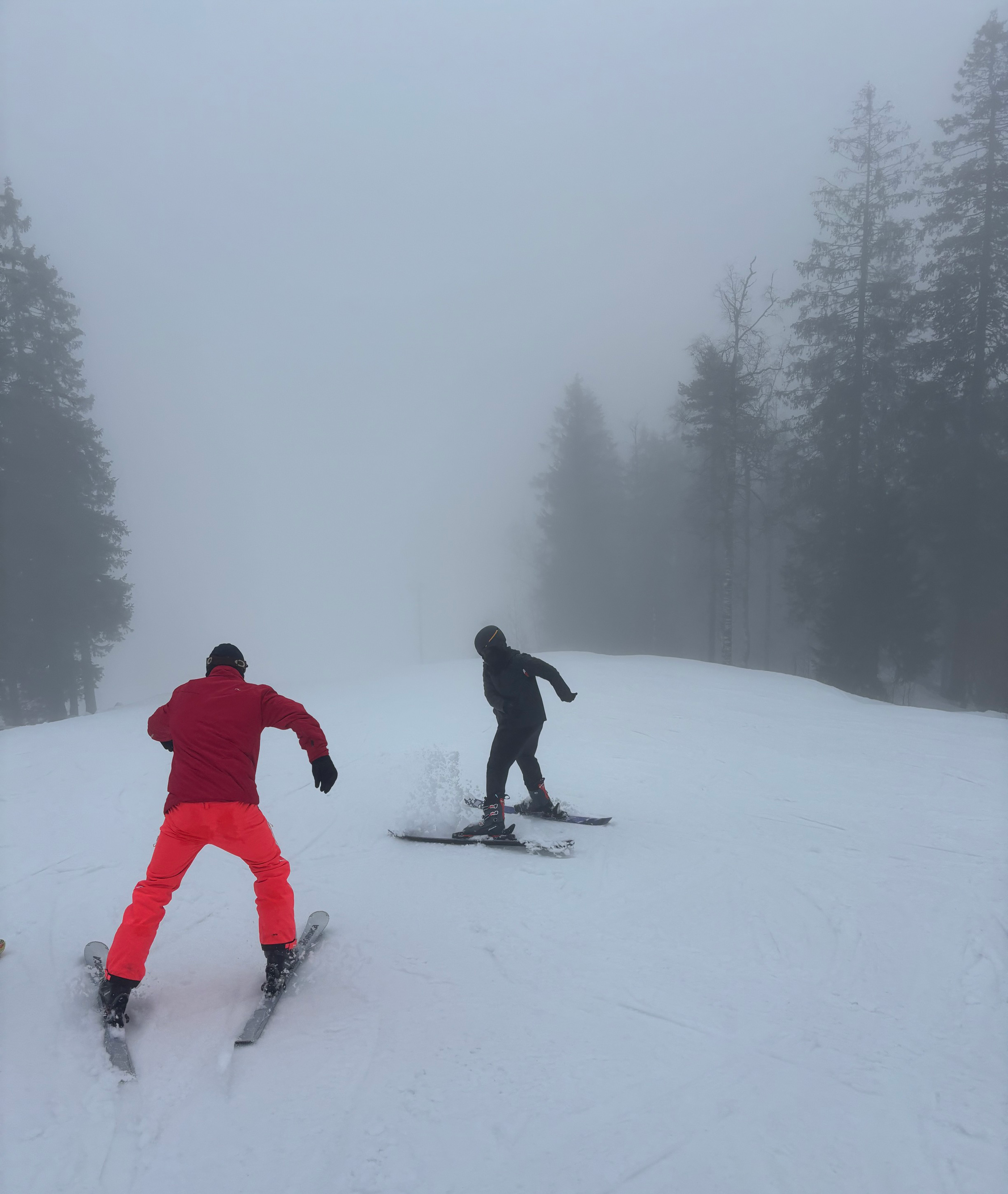 et par personer som går på ski ned en snødekt bakke et par personer som går på ski ned en snødekt bakke