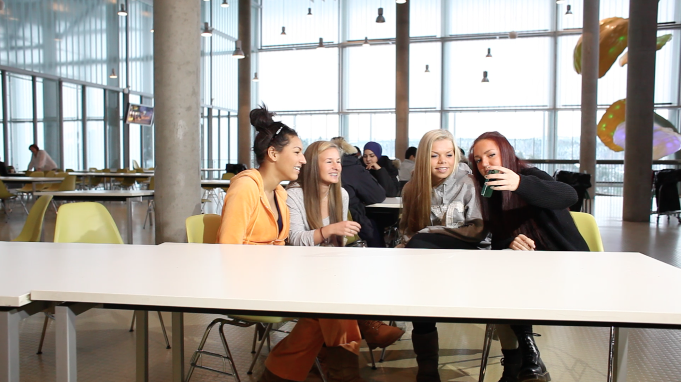 Skolens kantine er et sosialt møtepunkt. Foto:Richard Cavander Cole