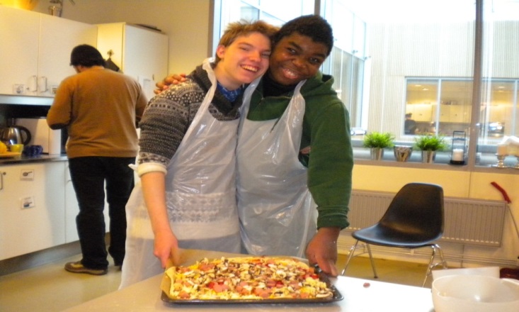 Fornøyde elever ved tilrettelagt har laget dagens måltid